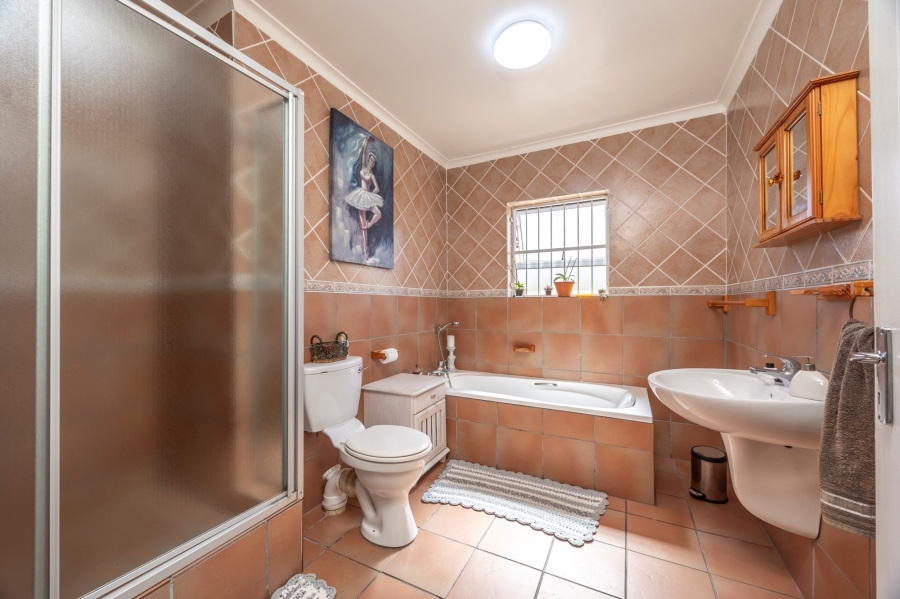 To Let 3 Bedroom Property for Rent in Uitzicht Western Cape